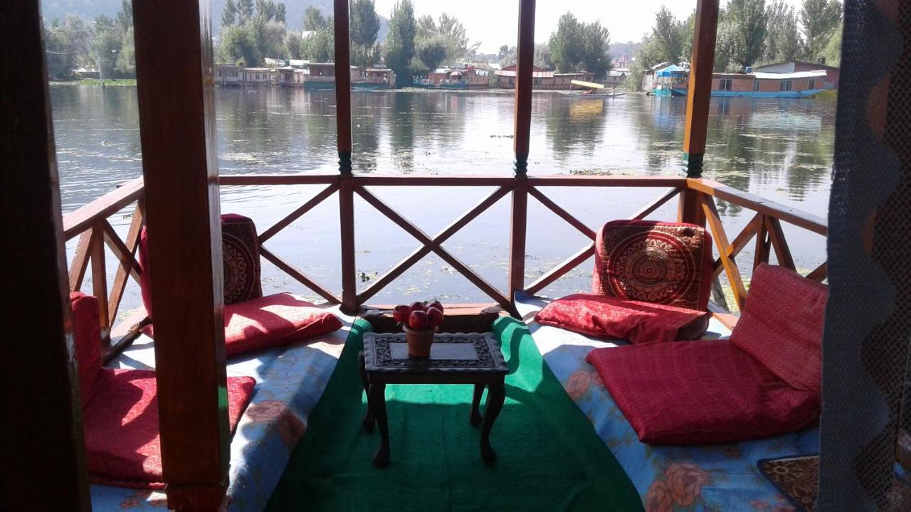 Bed and Breakfast Houseboat Dunhill Srīnagar Exteriér fotografie