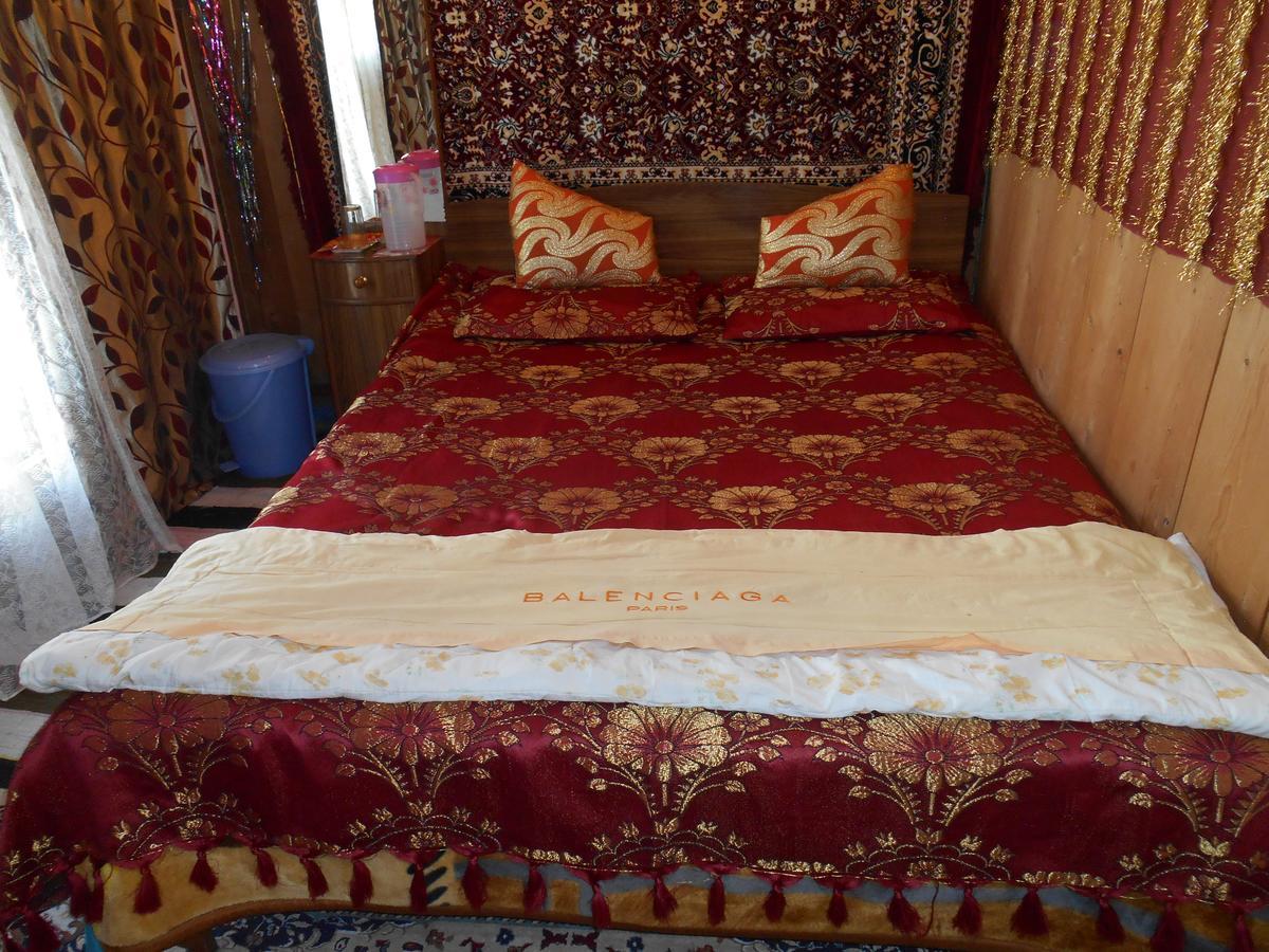 Bed and Breakfast Houseboat Dunhill Srīnagar Exteriér fotografie