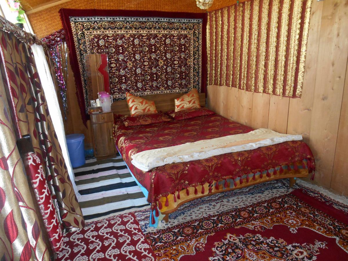 Bed and Breakfast Houseboat Dunhill Srīnagar Exteriér fotografie