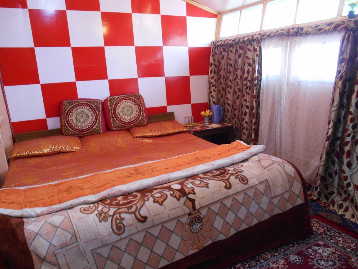 Bed and Breakfast Houseboat Dunhill Srīnagar Exteriér fotografie